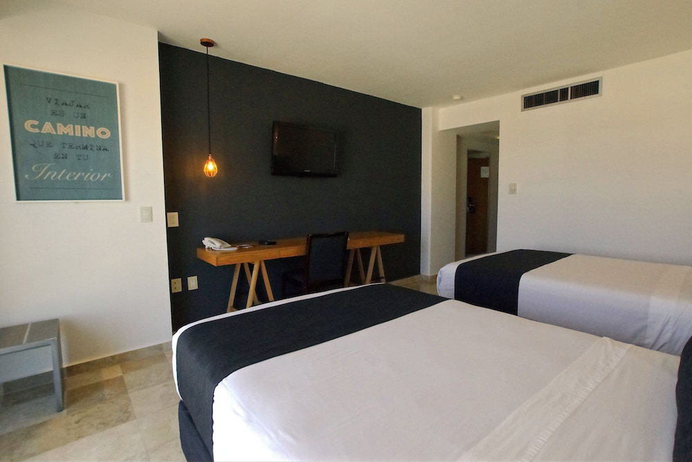 Standard Room, 2 Double Beds - Photo 2