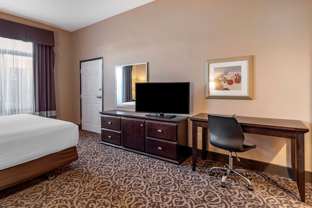 Suite, 1 King Bed, Non Smoking, Refrigerator & Microwave - Photo 4