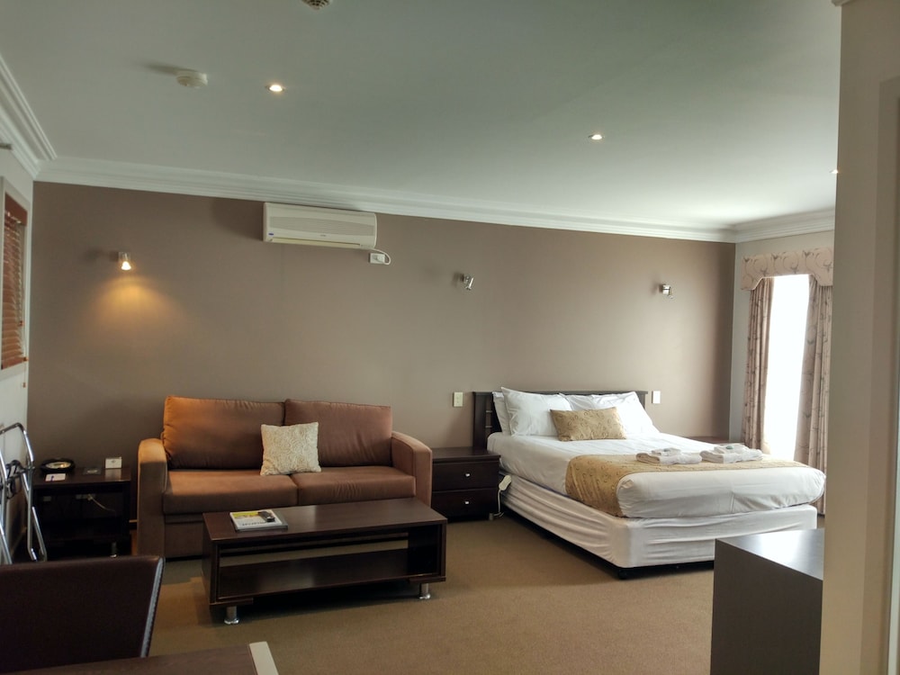 Queen Room photo 2