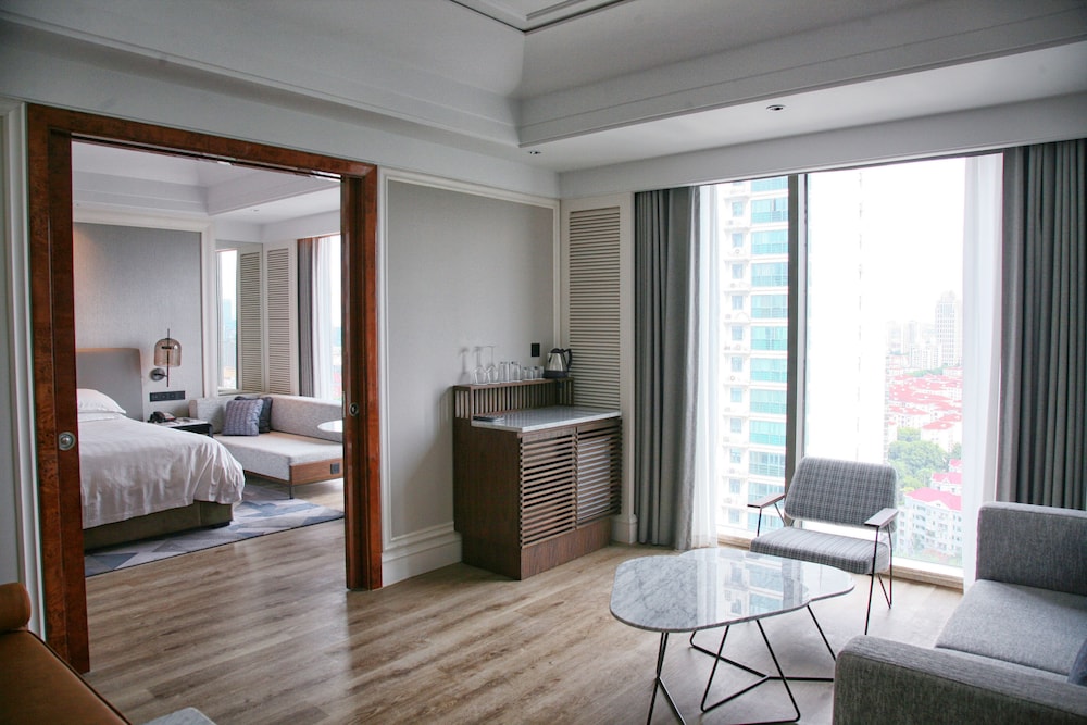 Deluxe Suite, 1 King Bed, River View
