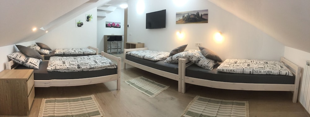 Room (5)