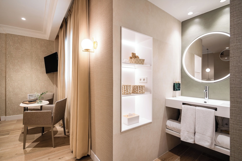 Premium Room - Photo 10