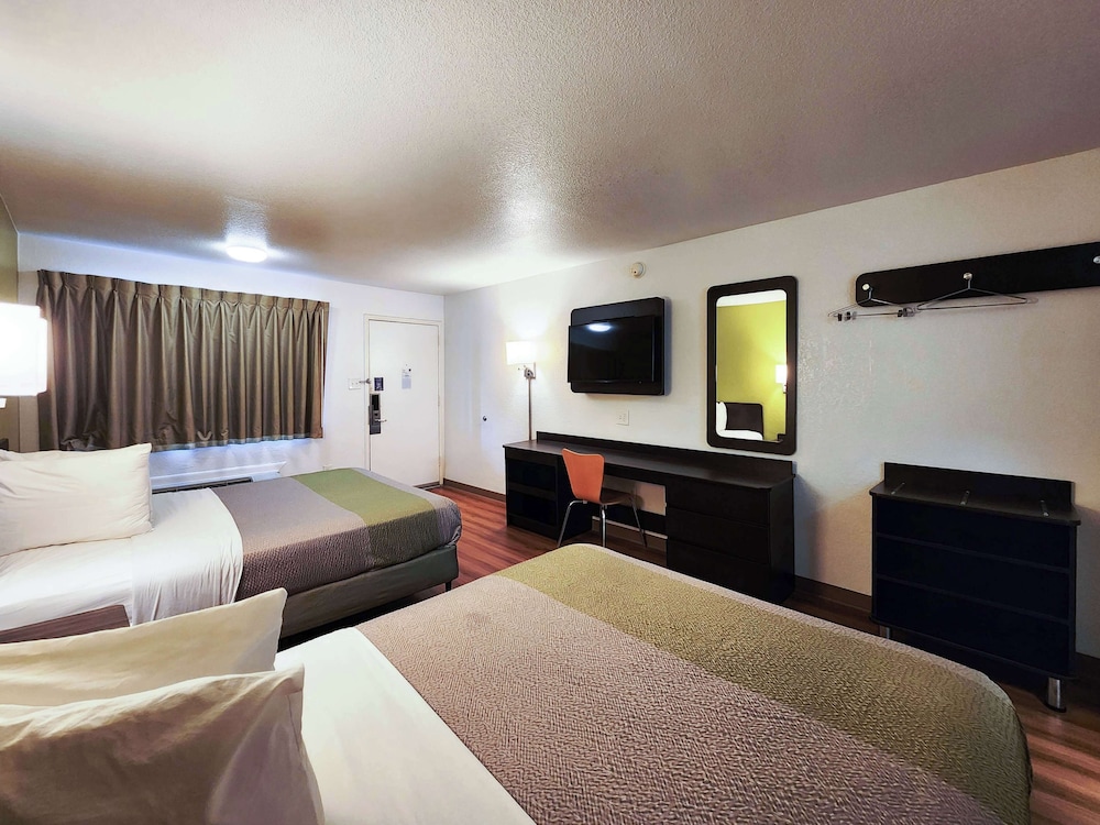 Executive Suite, 2 Queen Beds, Non Smoking, Refrigerator & Microwave photo 3