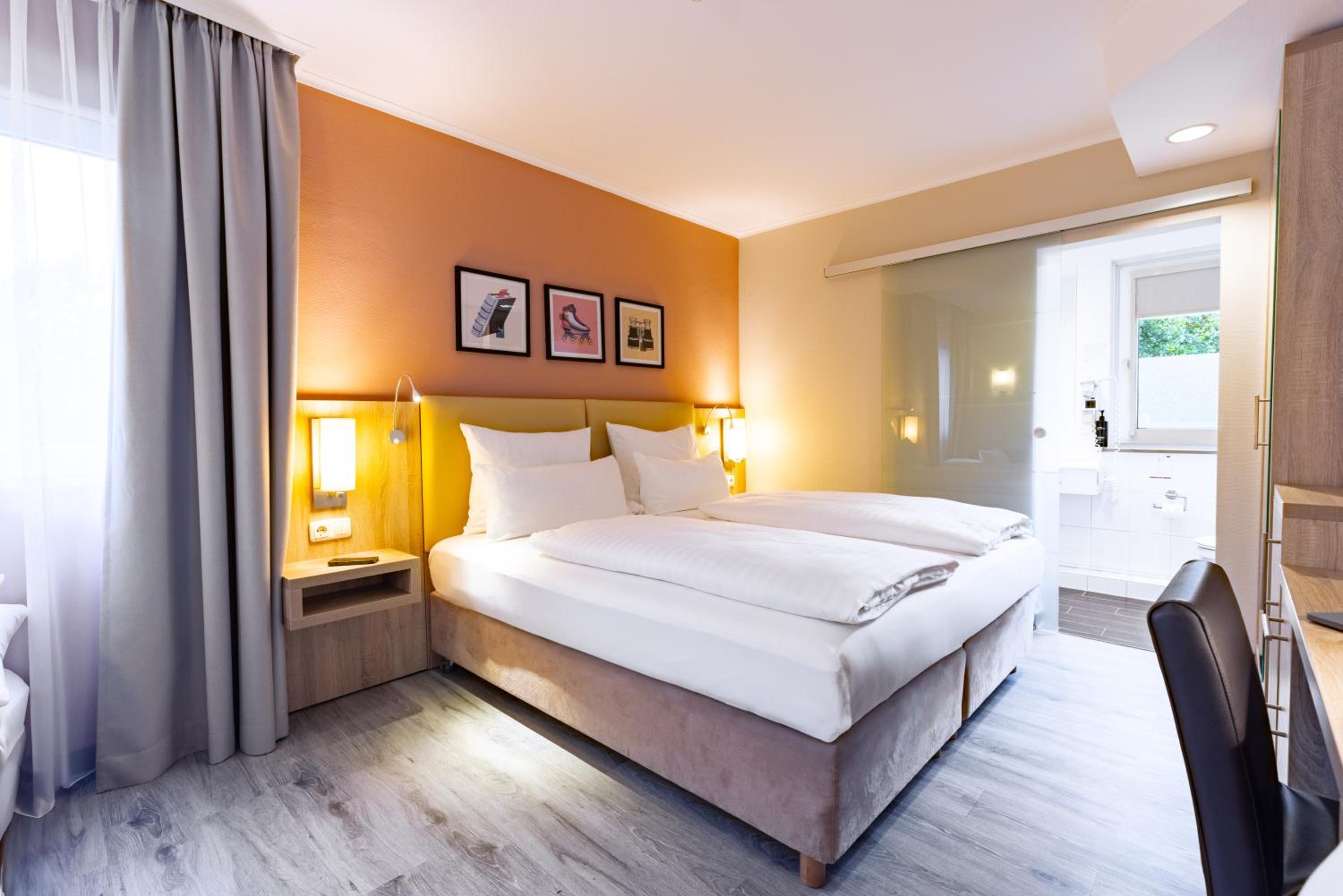 Standard Room with One Double Bed, One Single Bed and Sofa Bed photo 2