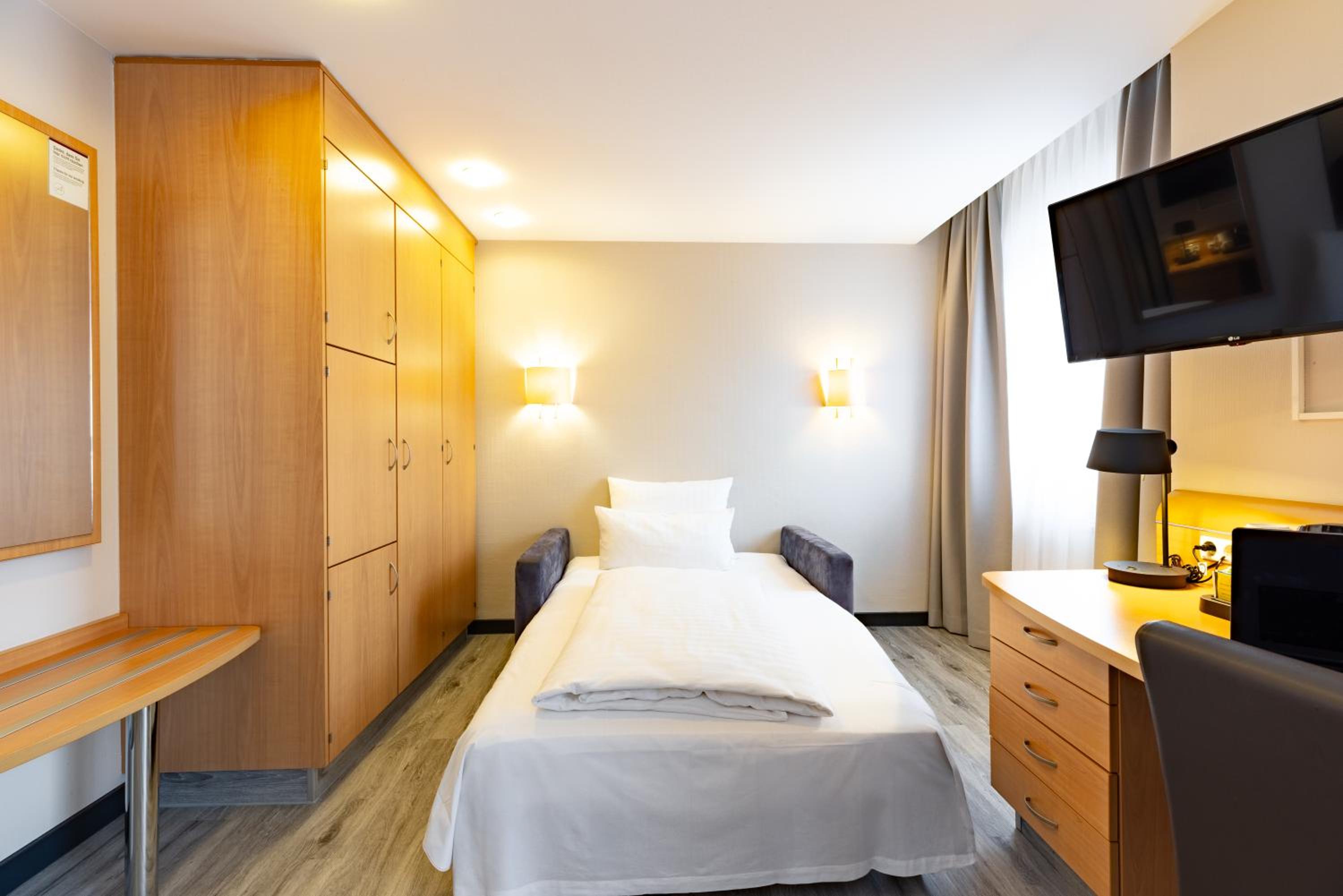 Standard Room with One Double Bed, One Single Bed and Sofa Bed photo 1