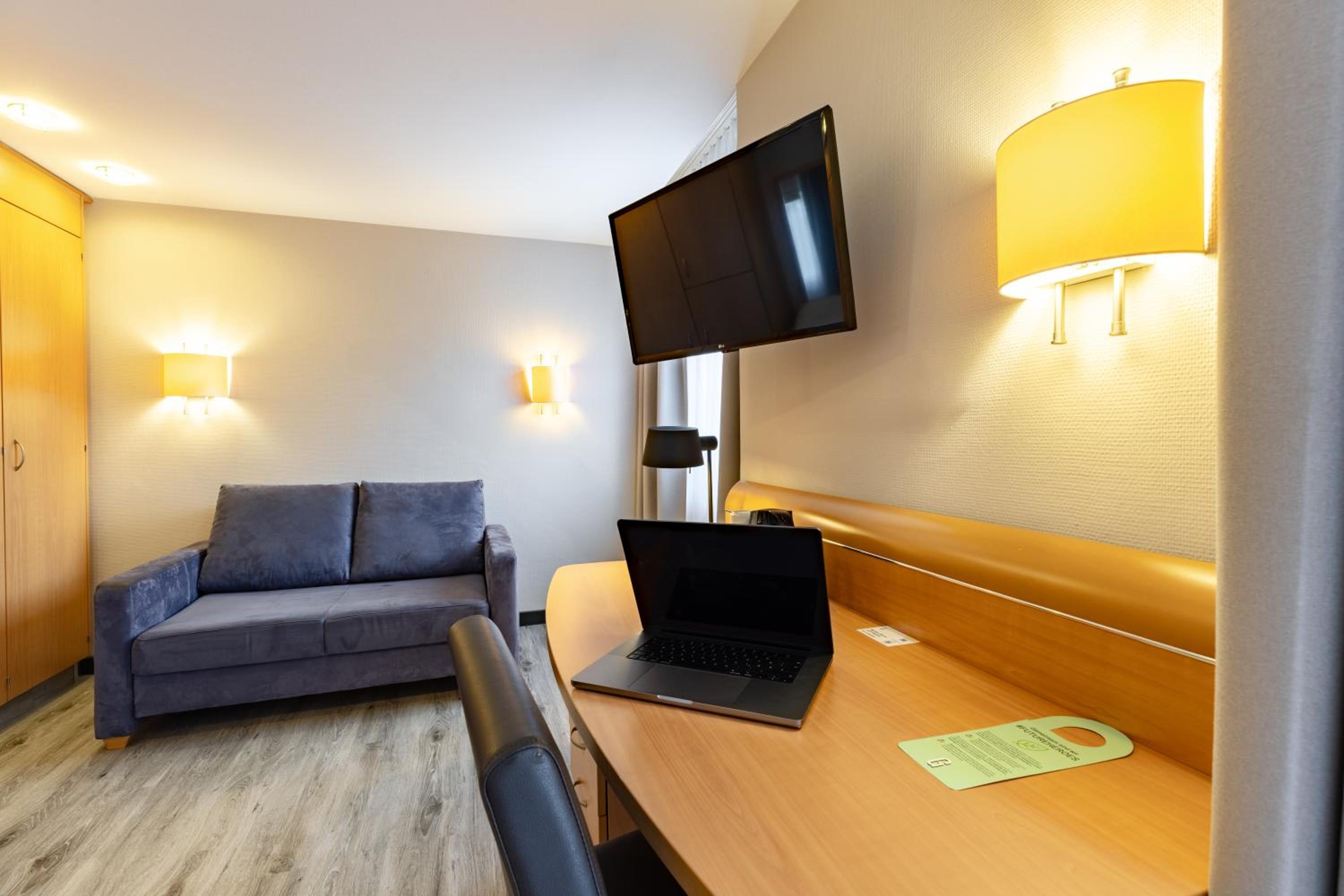 Standard Room with One Double Bed, One Single Bed and Sofa Bed photo 3