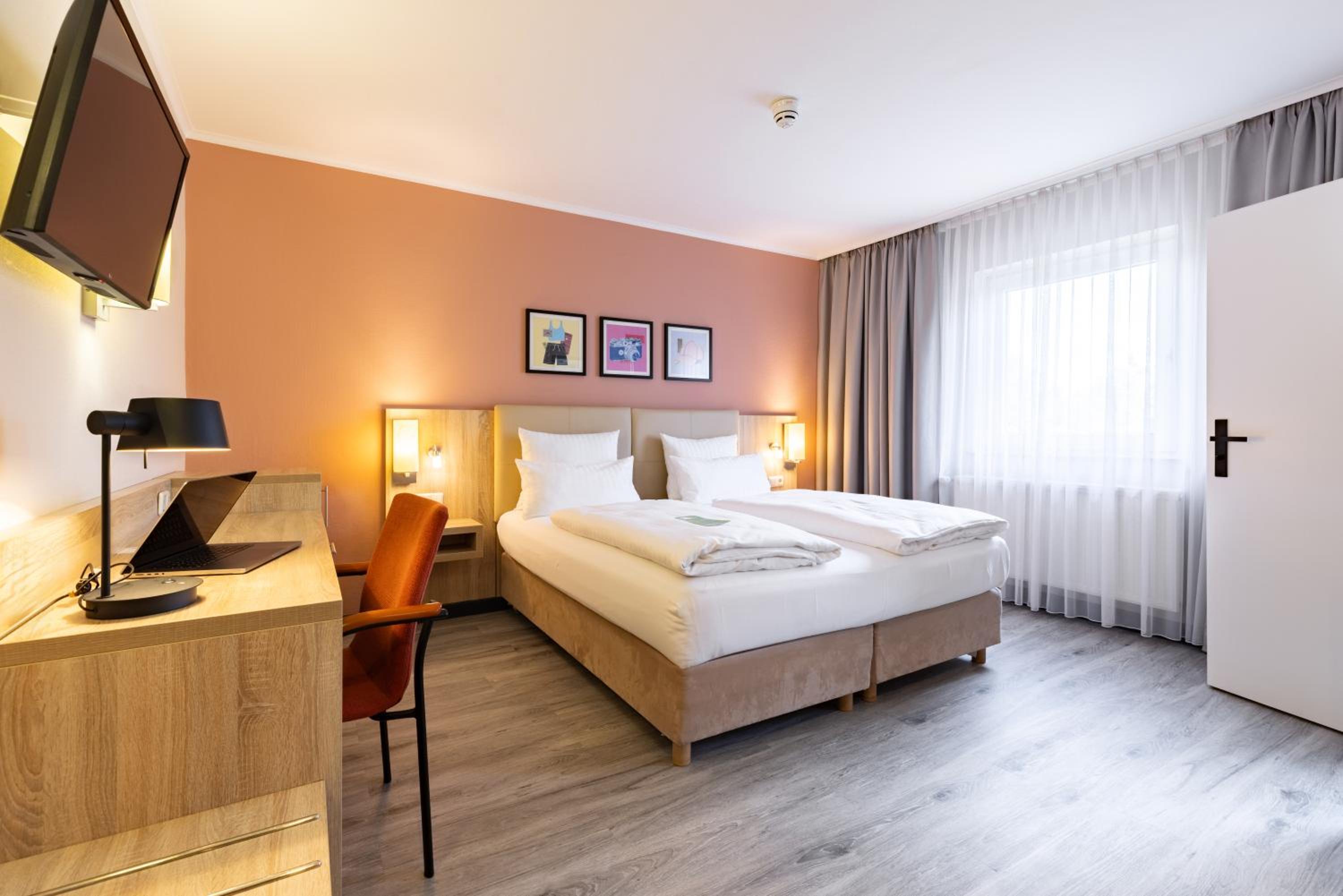 Standard Room with One Double Bed and One Single Bed photo 2