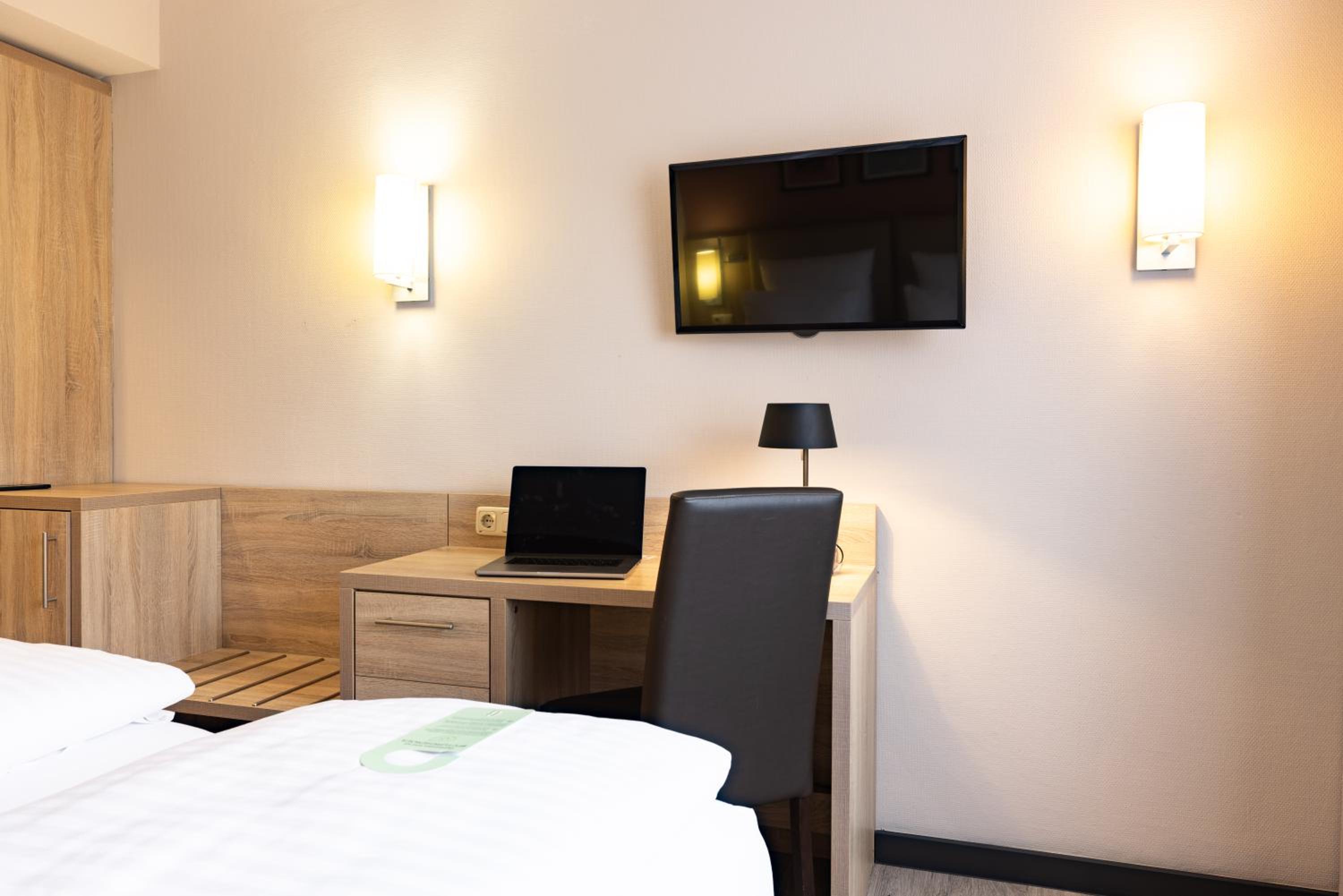 Standard Room with One Double Bed and One Single Bed photo 3