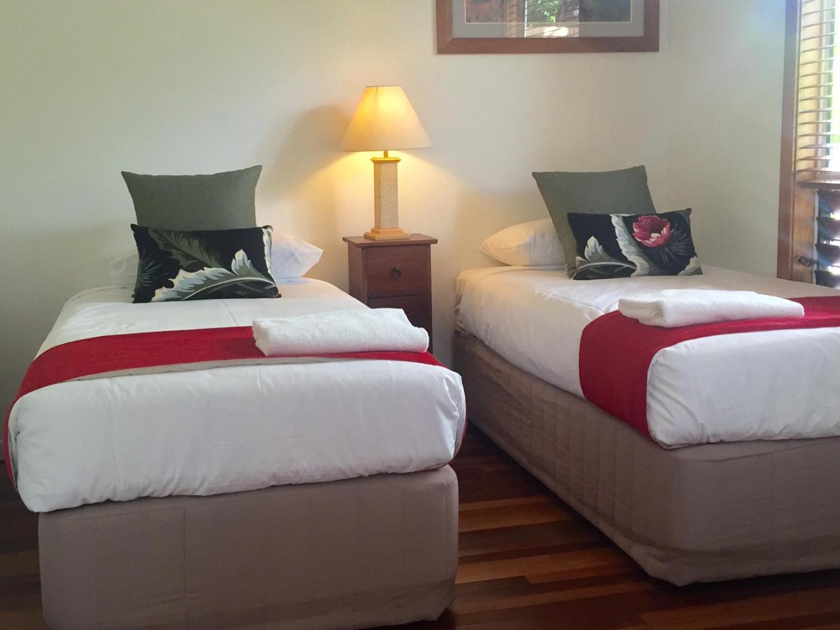 Three-Bedroom Roadside Apartment with Garden View photo 3