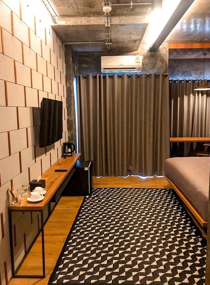 Urban King Bed - Photo 6