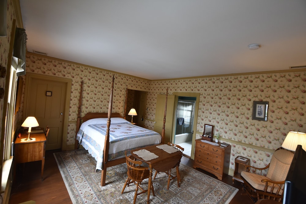 Room, 1 Queen Bed, Private Bathroom