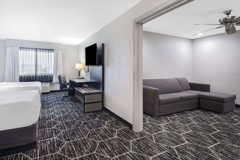 Family Room, 2 Queen Beds, Non Smoking (Deluxe) - Photo 3