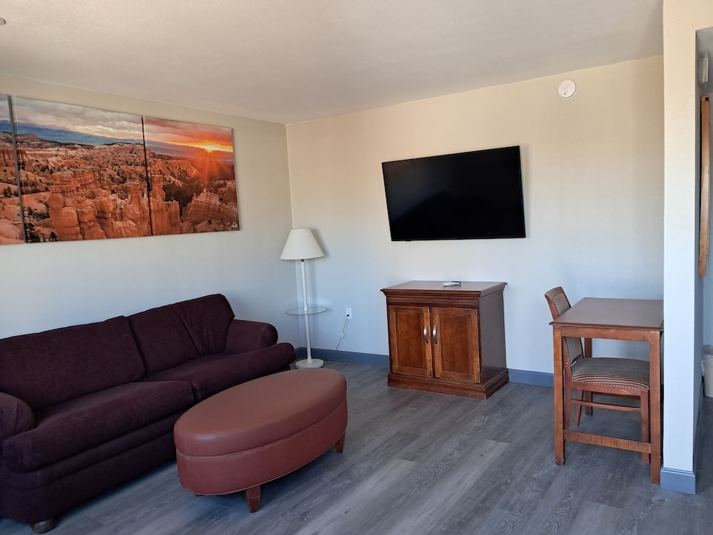 Family Suite, 2 Queen Beds, Non Smoking photo 3