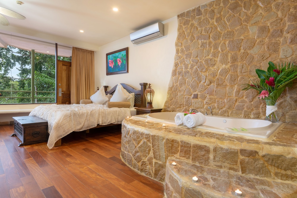 Honeymoon Suite with Ocean View - Photo 13