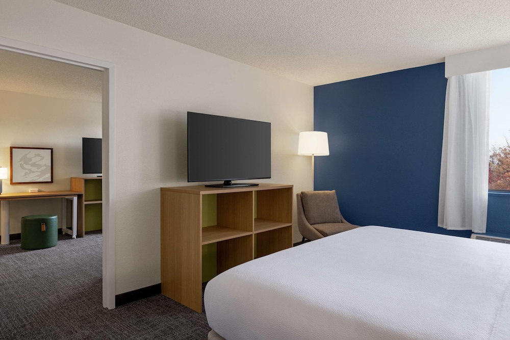 Suite, 1 Bedroom - Photo 2