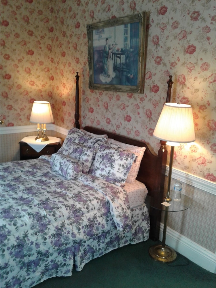 Taylor Room 207 Full Bed