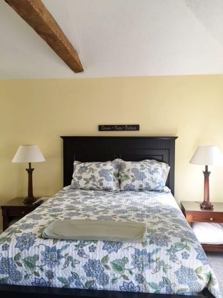 Premium Room, 1 Queen Bed, Ensuite, Corner photo 2