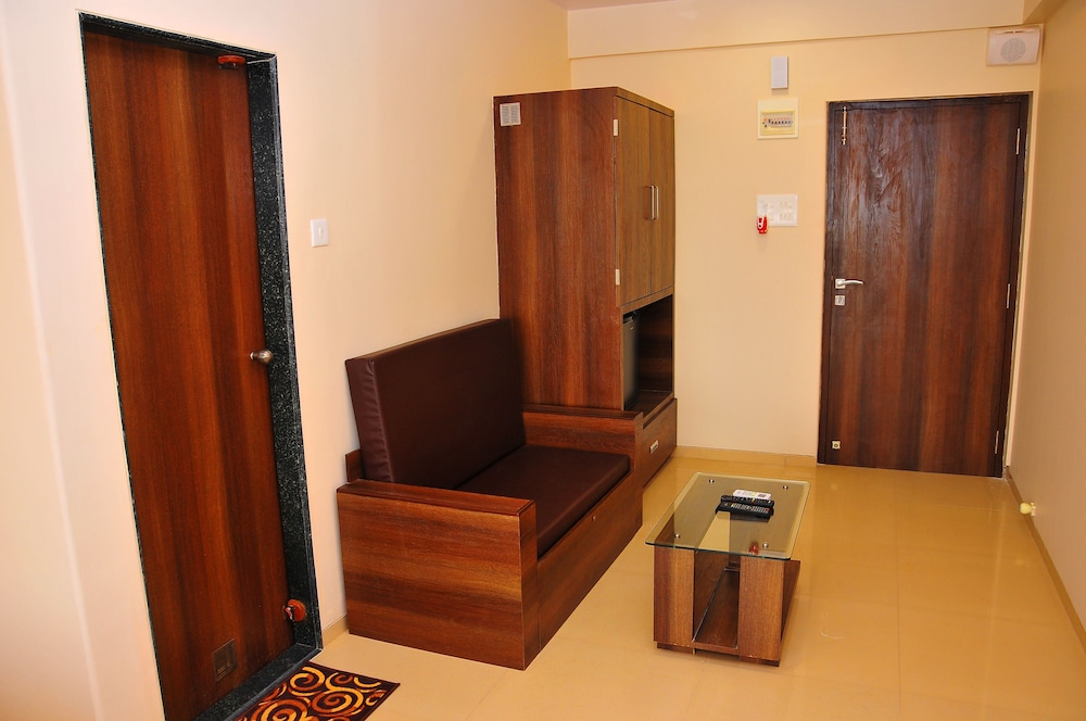 Premier Suite, 1 King Bed, Smoking, City View photo 2