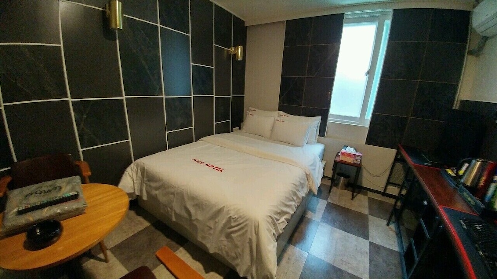 Standard Room (2pc)