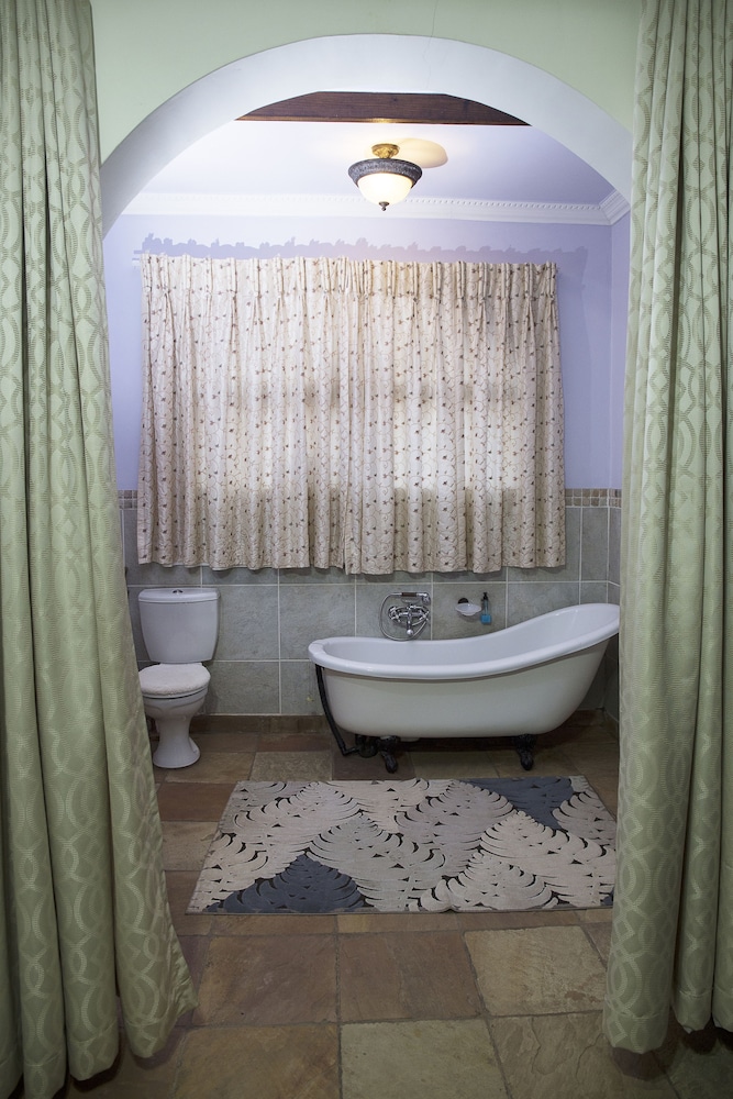 Deluxe Double or Twin Room, Bathtub, Garden View photo 2