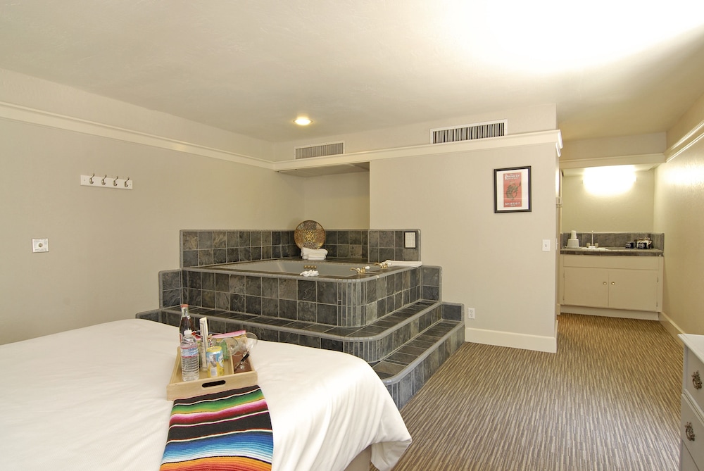 Suite, 1 King Bed, Jetted Tub photo 2