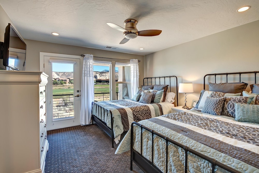 House, Multiple Beds, Golf View (Retreat On The Green) photo 1