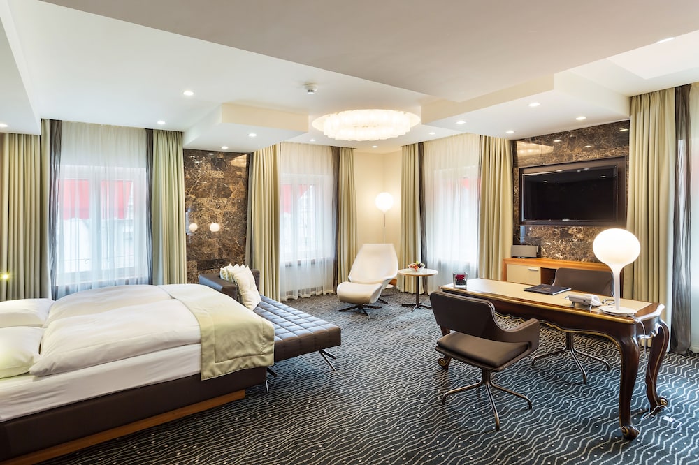 Senior Suite, 1 Bedroom, Balcony thumbnail 5