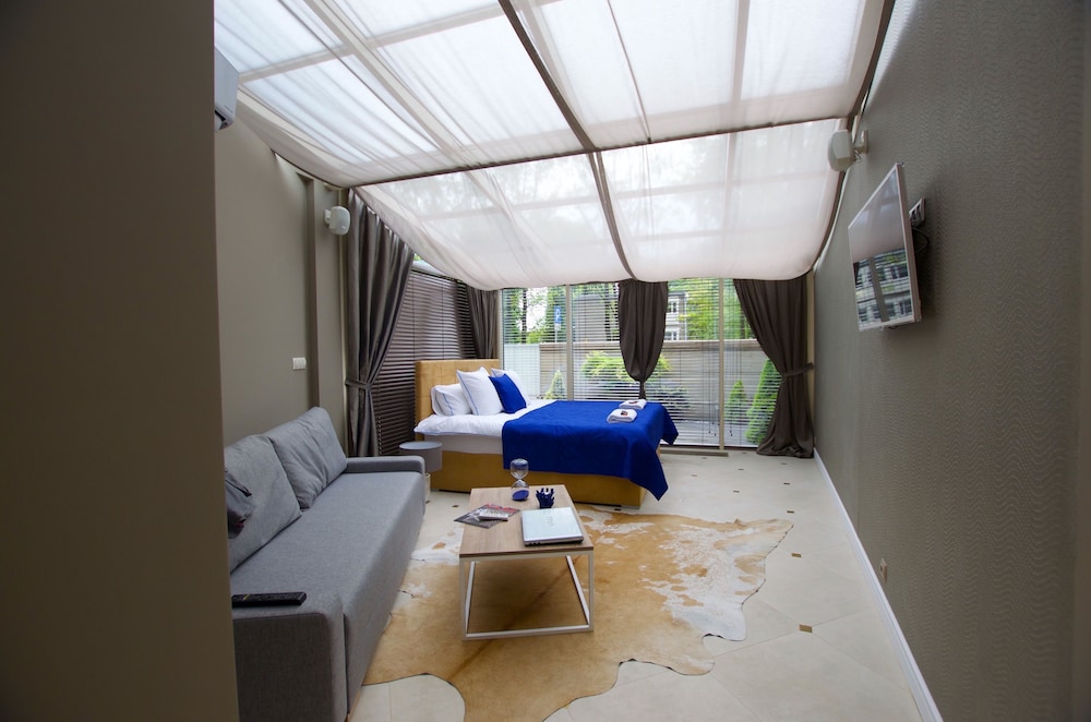 Design Studio Suite, 1 Queen Bed with Sofa bed, Kitchenette