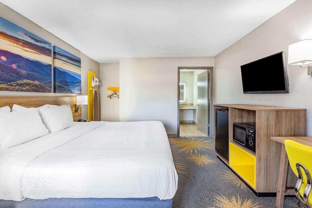 Standard Room, 1 King Bed, Non Smoking - Photo 4