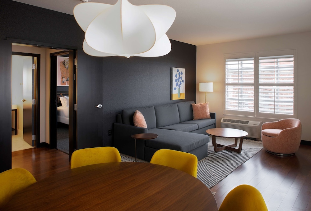 Suite, 1 Bedroom - Photo 3