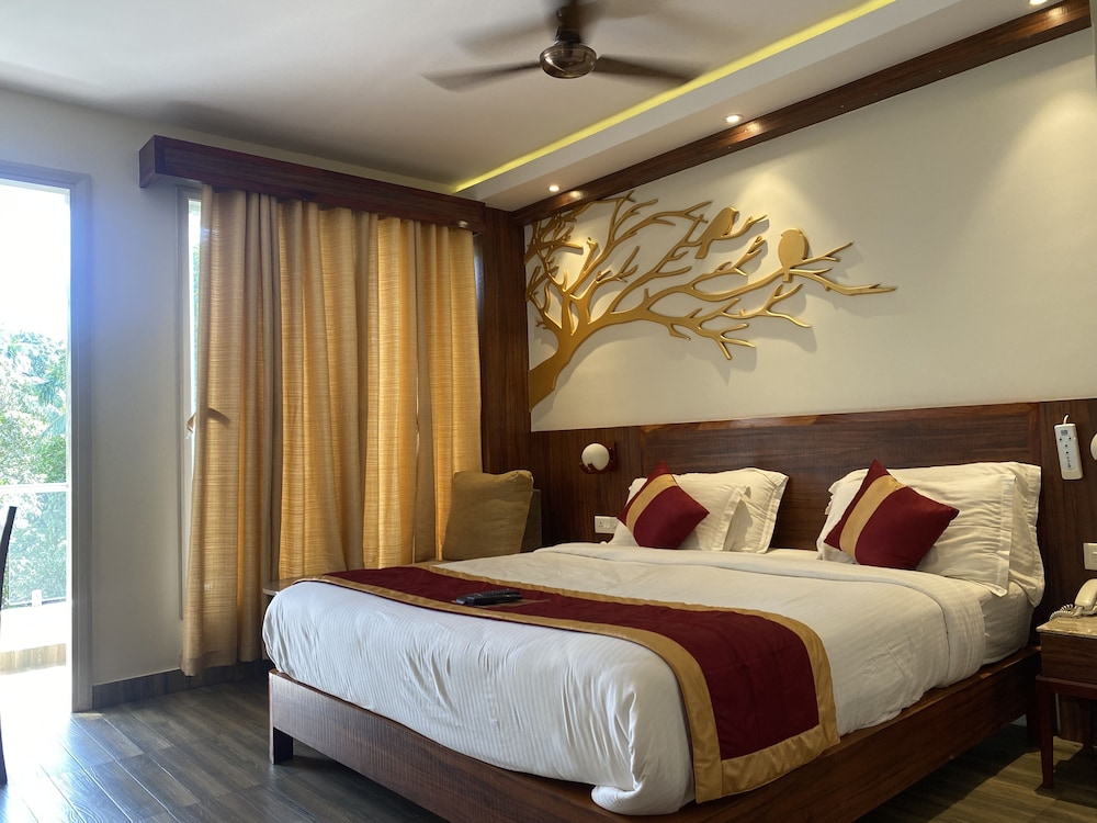 Premium Room with Balcony - Photo 4