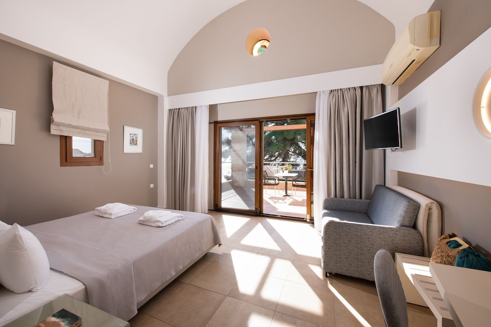 Superior Double Room, Partial Sea View - Photo 4