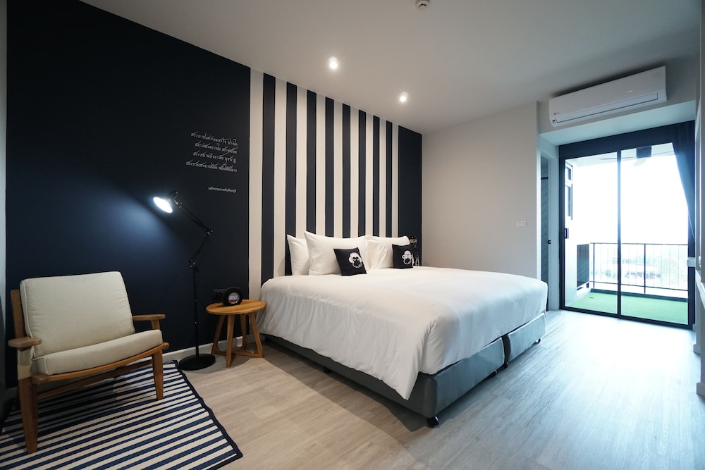 Deluxe Double Bed - Photo 1