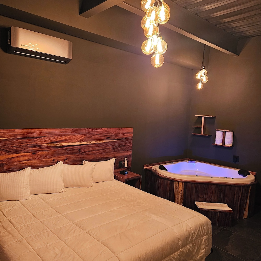 Suite, Hot Tub - Photo 3