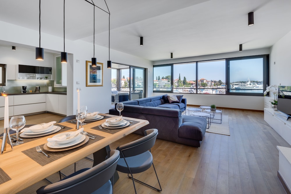 Luxury Apartment, 2 Bedrooms, Hot Tub, Sea View