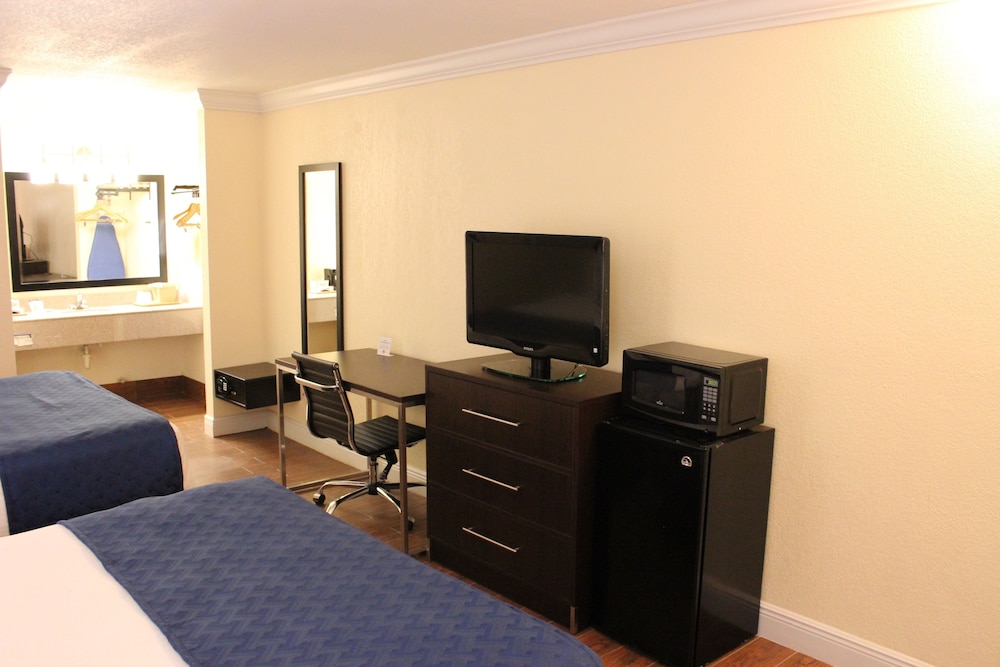 Premium Double Room, 2 Double Beds - Photo 8