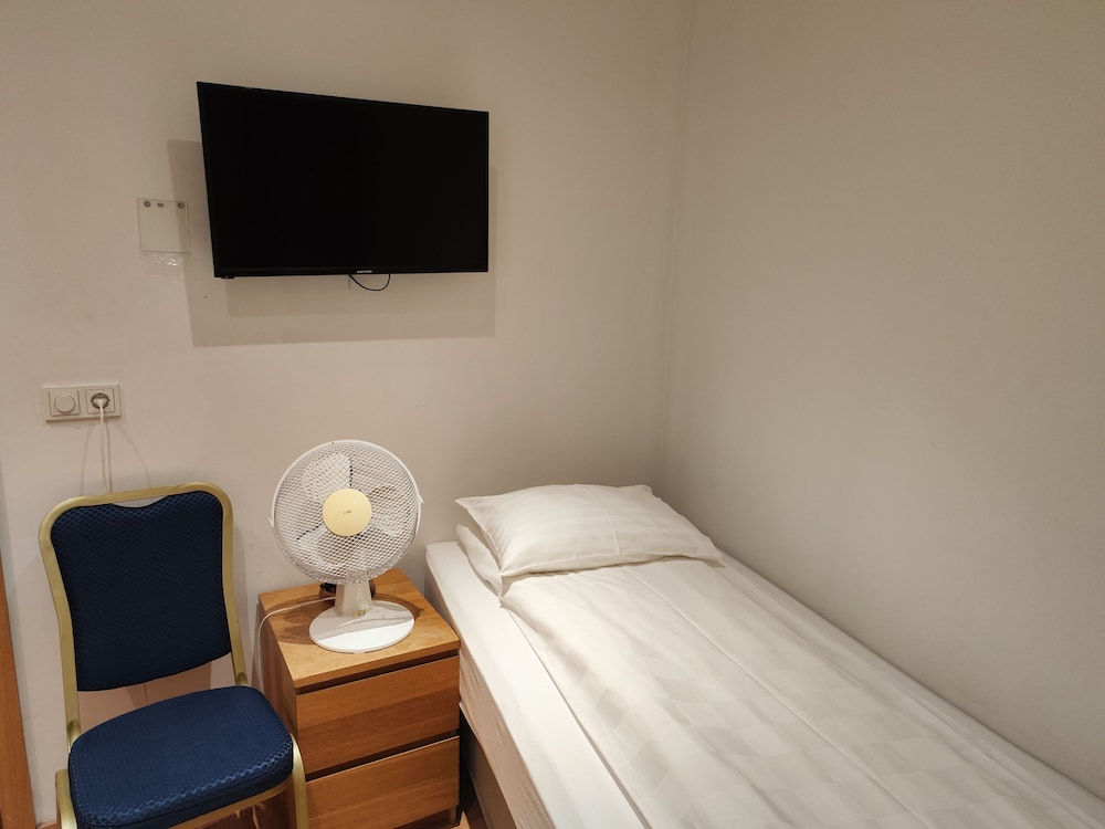 Economy Twin Room, No Window, Shared Bathroom photo 2