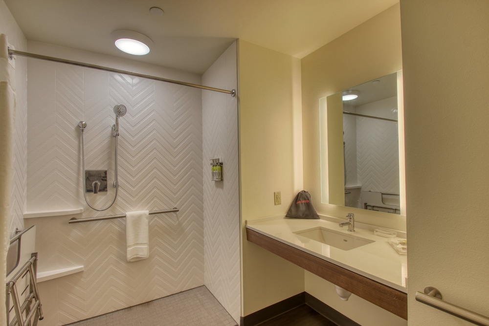 Premium Room, 1 King Bed, Accessible Bathtub (Mobility, Accessible Tub) photo 2