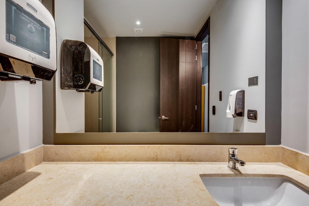 Small Room Shared Bathroom photo 3