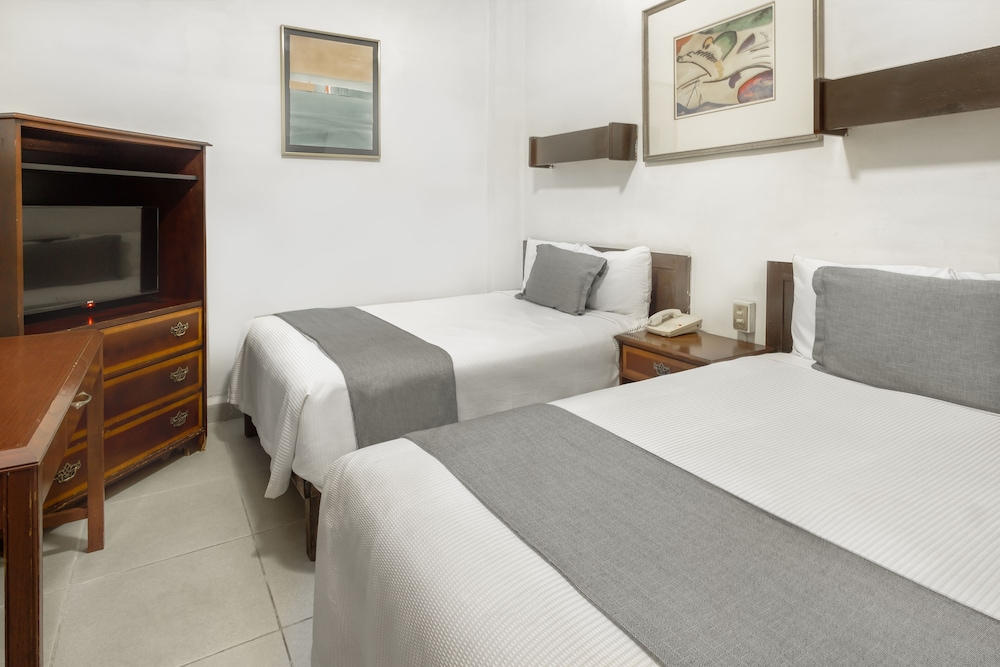 Standard Room, 2 Double Beds - Photo 1