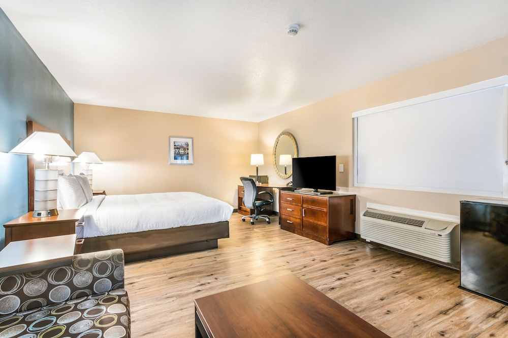 1 King Bed Jetted Tub Suite photo 2
