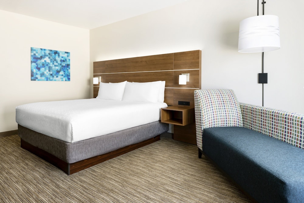 Standard Room, 1 King Bed, Accessible (Communication, Roll-In Shower) photo 2