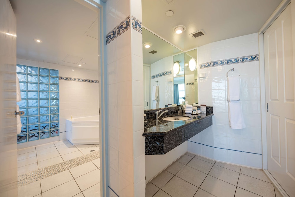 King One Bedroom Suite thumbnail 5