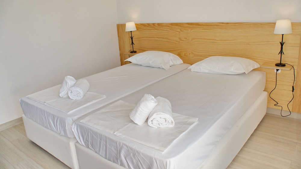 Twin Room, 2 Twin Beds, Private Bathroom, Sea Facing photo 2