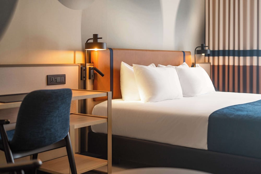 Deluxe Room, 1 King Bed, Non Smoking, Balcony