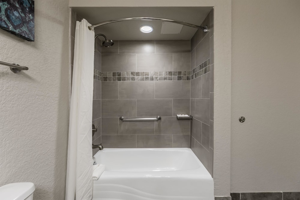 Standard Suite, 1 King Bed, Non Smoking, Jetted Tub - Photo 5