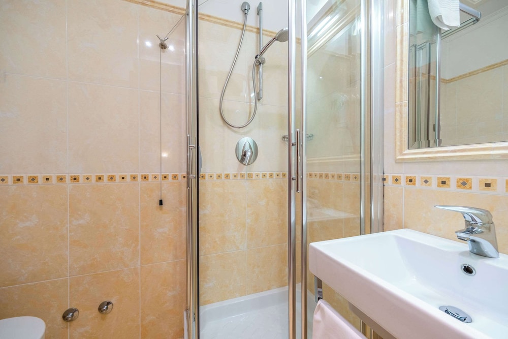 Standard Single Room thumbnail 6
