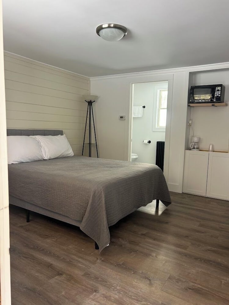 Basic Room, 1 Queen Bed photo 1