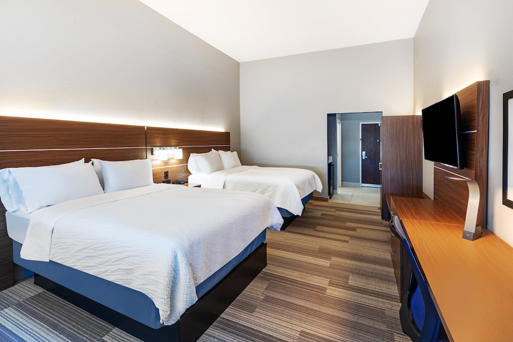 Standard Room, 2 Queen Beds - Photo 4