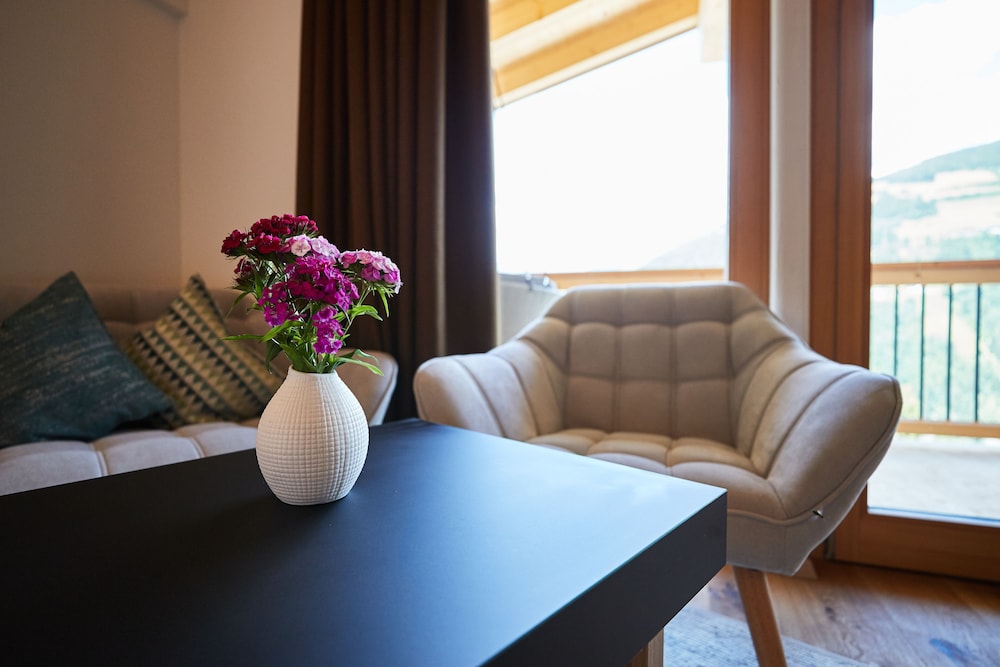 Exclusive Suite, 1 King Bed, Balcony, Valley View photo 2
